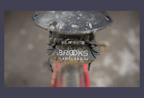 BROOKS ENGLAND Brooks Scape Sattel Rolltasche 1L Mud Brown – Bild 6