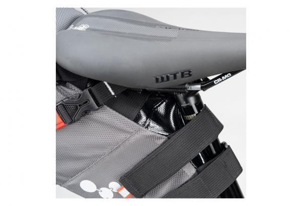 Geosmina Bikepacking Large 15L Sitztasche Grau – Bild 6